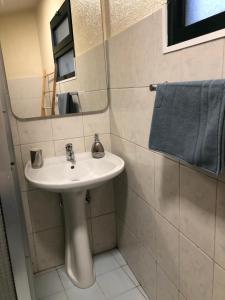 La salle de bains est pourvue d'un lavabo et d'un miroir. dans l'établissement Casa Bica do Cais - By the Sea, à Paul do Mar