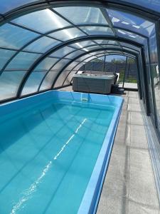 uma vista sobre uma piscina numa cúpula com uma piscina em OSADA JANTAR em Jantar