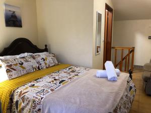 - une chambre avec un lit doté d'un oreiller blanc dans l'établissement Casa Bica do Cais - By the Sea, à Paul do Mar