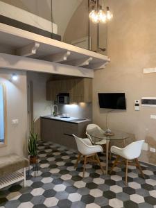 sala de estar con mesa y sillas y cocina en Salento Casa d’Angeli - App. 1, en Lecce
