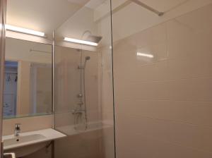 Hôtel DOUCE VAGUE的一间浴室