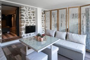 Grande Chambre meublé chez l'habitant في كونيير: غرفة معيشة مع أريكة وطاولة