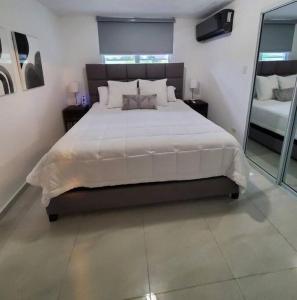 een slaapkamer met een groot wit bed in een kamer bij Luxury 3-bedrooms near airport in San Juan in San Juan