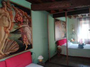 ein Schlafzimmer mit einem großen Wandgemälde in der Unterkunft Casa Giampy in Bergamo