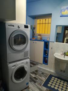 a bathroom with a washing machine and a sink at Casa Giampy in Bergamo