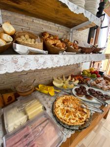a buffet filled with lots of different types of food at Pousada Recanto Ninho Verde Chalés in Campos do Jordão