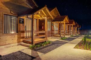 una hilera de casas de madera en fila en POUSADA 05 LUAS URUBICI, en Urubici