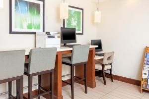 TV a/nebo společenská místnost v ubytování Staybridge Suites Chandler by IHG