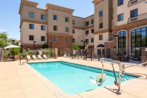 Bazén v ubytování Staybridge Suites Chandler by IHG nebo v jeho okolí