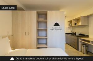 um quarto com uma cama e uma cozinha em Charlie Sabiá Moema em São Paulo