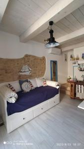 ein Schlafzimmer mit einem großen Bett in einem Zimmer in der Unterkunft Acasadelpescatore in San Benedetto del Tronto