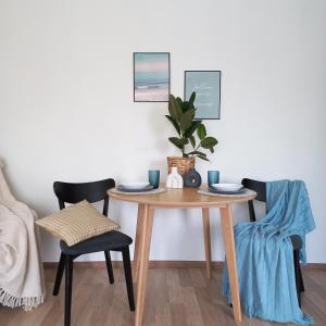 納爾瓦的住宿－Narva Relax Apartment，餐桌,两把椅子,植物