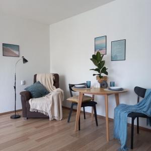 uma sala de estar com uma mesa e uma cadeira em Narva Relax Apartment em Narva