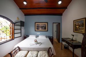 ein Schlafzimmer mit einem Bett mit einem ausgestopften Tier darauf in der Unterkunft Giprita Wellness Hotel Ubatuba in Ubatuba