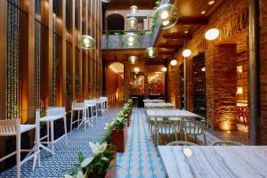 a restaurant with tables and chairs in a building at Casa Firenza Hotel & Suites Boutique in Cuenca