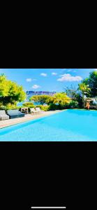 Poolen vid eller i närheten av Astoria Villa maison d hôtes Appartement vue mer avec piscine