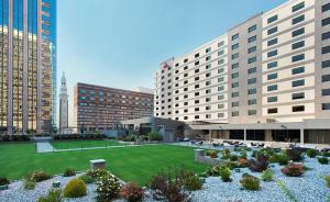 un gran edificio con un césped verde delante de él en Marriott Springfield Downtown, en Springfield