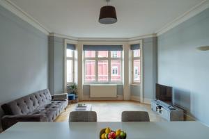 uma sala de estar com um sofá e uma televisão em Bright Space in the Heart of London em Londres