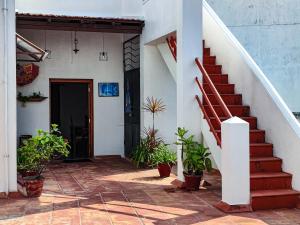 una escalera que conduce a una casa con macetas en Mel Ville, en Pondicherry