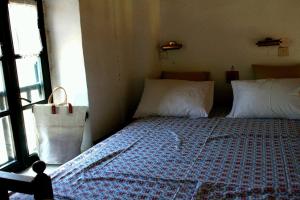 セリフォス・ホラにあるTraditional Cycladic houseのベッドルーム1室(ベッド1台、大きな窓付)