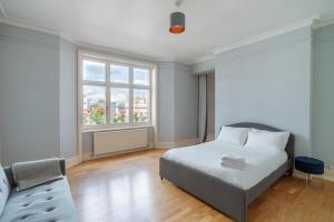 um quarto com uma cama e uma janela em Bright Space in the Heart of London em Londres