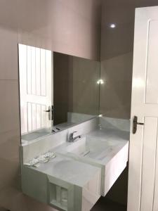 薩利諾波利斯的住宿－伊利亞做索​​爾旅館，一间带水槽和镜子的浴室