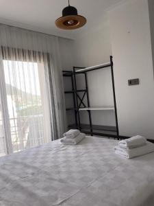 een slaapkamer met een bed met twee handdoeken erop bij Leman Apart in Bodrum City