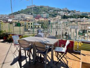 un tavolo e sedie su un balcone con vista di Toledo Penthouse a Napoli