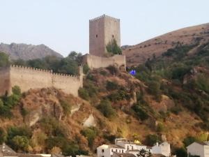um castelo no topo de uma colina com casas em la Vega Fuente las moreras em La Iruela