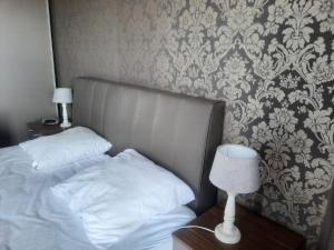 コクセッドにあるPenthouse VIのベッドルーム1室(ベッド1台、テーブルの上にランプ付)