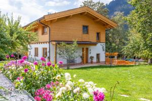 Vonkajšia záhrada v ubytovaní Chalet Mandl Sauna Pool Rollstuhlgängig