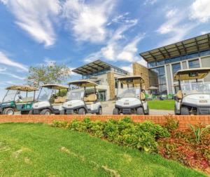 un grupo de carros de golf estacionados frente a un edificio en Rosseta’s Golf Retreat en Roodepoort