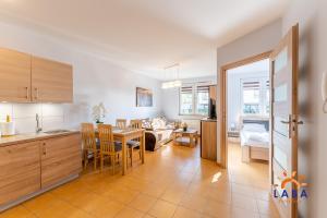 Kuchyňa alebo kuchynka v ubytovaní LABA Kołobrzeg Apartamenty BURSZTYNOWE z miejscami postojowymi