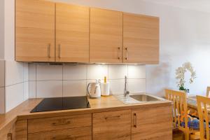 Kuchyňa alebo kuchynka v ubytovaní LABA Kołobrzeg Apartamenty BURSZTYNOWE z miejscami postojowymi