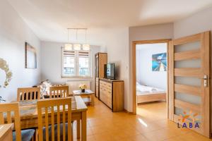 Posteľ alebo postele v izbe v ubytovaní LABA Kołobrzeg Apartamenty BURSZTYNOWE z miejscami postojowymi