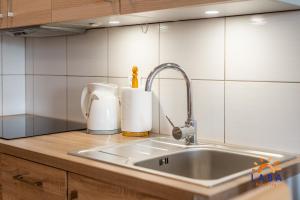 Kuchyňa alebo kuchynka v ubytovaní LABA Kołobrzeg Apartamenty BURSZTYNOWE z miejscami postojowymi