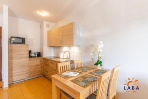 Kuchyňa alebo kuchynka v ubytovaní LABA Kołobrzeg Apartamenty BURSZTYNOWE z miejscami postojowymi