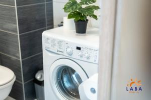 Kúpeľňa v ubytovaní LABA Kołobrzeg Apartamenty BURSZTYNOWE z miejscami postojowymi