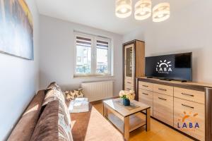 Televízia a/alebo spoločenská miestnosť v ubytovaní LABA Kołobrzeg Apartamenty BURSZTYNOWE z miejscami postojowymi