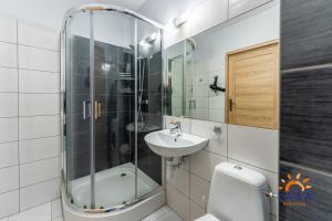 Kúpeľňa v ubytovaní LABA Kołobrzeg Apartamenty BURSZTYNOWE z miejscami postojowymi
