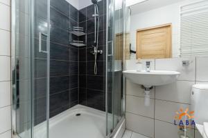 Kúpeľňa v ubytovaní LABA Kołobrzeg Apartamenty BURSZTYNOWE z miejscami postojowymi