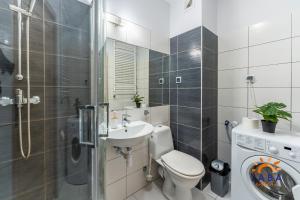 Kúpeľňa v ubytovaní LABA Kołobrzeg Apartamenty BURSZTYNOWE z miejscami postojowymi