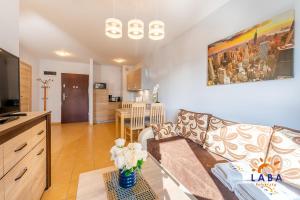 Kuchyňa alebo kuchynka v ubytovaní LABA Kołobrzeg Apartamenty BURSZTYNOWE z miejscami postojowymi