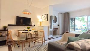 a living room with a table and a dining room at Al-Charb Studio in Quarteira