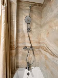 La salle de bains est pourvue d'une douche avec un pommeau de douche. dans l'établissement Luxurious double bedroom, ensuite with free Wifi., à Oxford