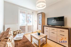 Televízia a/alebo spoločenská miestnosť v ubytovaní LABA Kołobrzeg Apartamenty BURSZTYNOWE z miejscami postojowymi