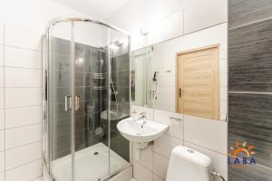 Kúpeľňa v ubytovaní LABA Kołobrzeg Apartamenty BURSZTYNOWE z miejscami postojowymi
