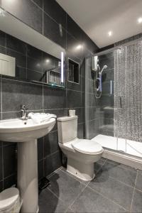 a bathroom with a toilet and a sink and a shower at Stunning 2 bedroom next to City Centre in Liverpool
