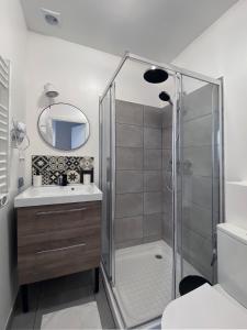 La salle de bains est pourvue d'une douche et d'un lavabo. dans l'établissement VILLA VLAS - Chambre d'Hôte - Limoges, à Limoges