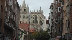 a cathedral in the middle of a city with buildings at Piso céntrico León 2 in León